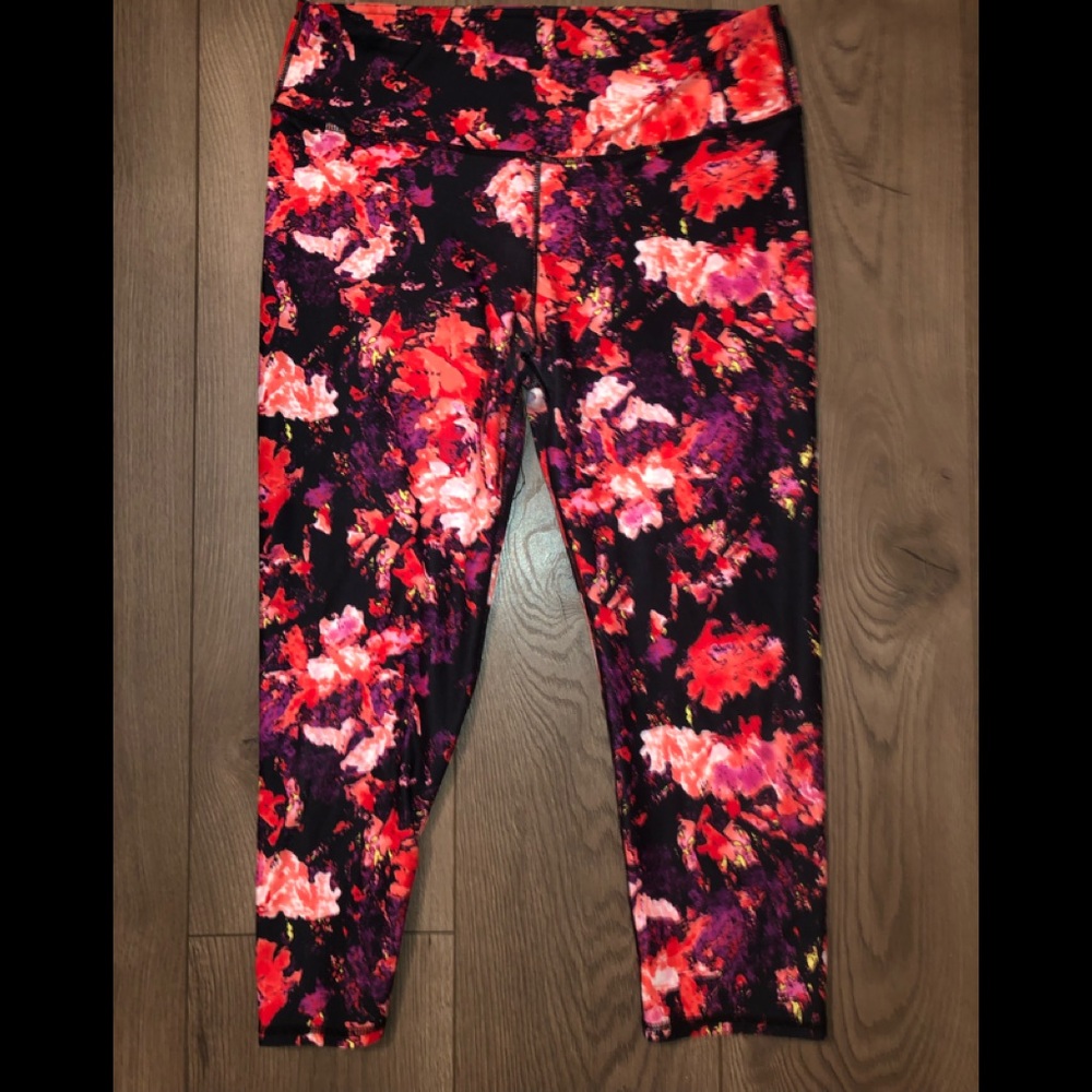 Fabletics Pink Patterned Cropped Leggings